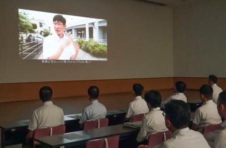 公開された動画を見る大阪府警の警察官ら＝３日午後、府警本部