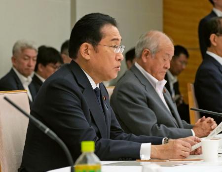 経済財政諮問会議で発言する岸田首相（手前）＝３日午後、首相官邸