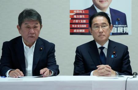 自民党の役員会に臨む茂木幹事長（左）と岸田首相＝３日午前、東京・永田町の党本部