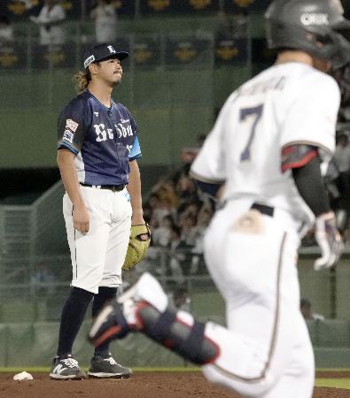 ４回、オリックス・西川（手前）に２ランを浴びた西武・高橋＝ほっともっと神戸