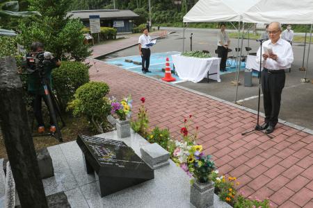 　紀伊半島豪雨から１３年となった和歌山県新宮市の慰霊碑前で、追悼の言葉を述べる田岡実千年市長＝４日午前