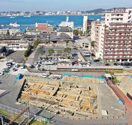 ＪＲ門司港駅（奥）付近に広がる初代門司駅の遺構（手前）＝２０２３年、北九州市（市提供）