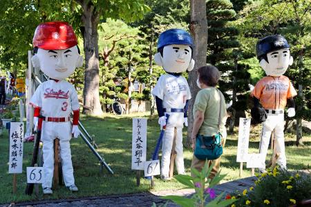 大谷翔平選手（中央）や佐々木麟太郎選手（左）らのかかしが並ぶ「かかしまつり」＝４日午前、岩手県紫波町