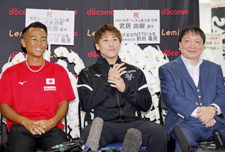 試合から一夜明け、記者会見する（左から）ＷＢＯバンタム級王者の武居由樹、世界スーパーバンタム級４団体統一王者の井上尚弥、大橋秀行会長＝４日、横浜市の大橋ジム