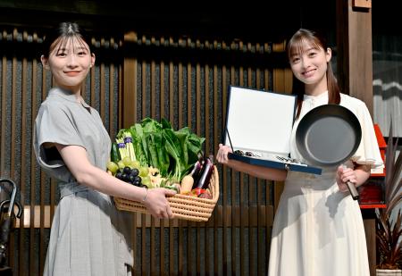 交換したプレゼントを手にする伊藤沙莉さん（左）と橋本環奈さん＝４日午後、大阪市