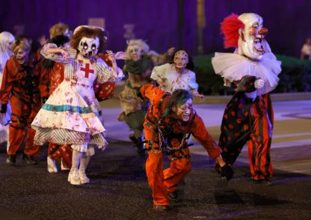 報道陣に公開されたＵＳＪのハロウィーンイベントに登場したゾンビ＝４日夜、大阪市