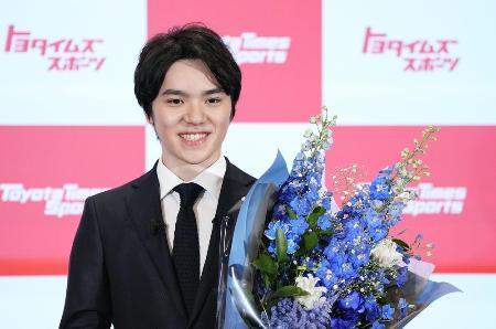 ５月、引退記者会見で花束を手に撮影に応じるフィギュアスケート男子の宇野昌磨さん＝東京都千代田区