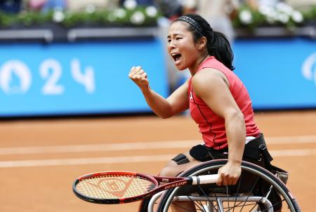 女子シングルス準決勝で勝利し、喜ぶ上地結衣＝パリ（共同）