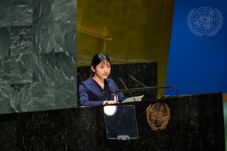 核実験の禁止を訴える国連総会の会合で発言する倉光静都香さん＝ニューヨークの国連本部（国連提供、共同）