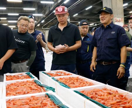 　金沢市の中央卸売市場で「底引きもの」の初競りが行われ、甘エビを競り落とす卸売業者ら＝５日午前