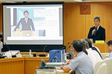 兵庫県議会の百条委員会。右奥は参考人招致で発言する上智大の奥山俊宏教授＝５日午前