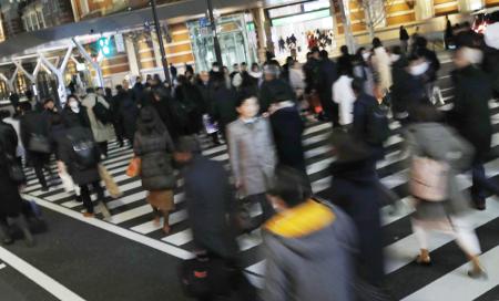 東京・丸の内のオフィス街を行き交う人たち