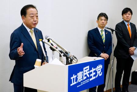 記者会見で立憲民主党代表選へ向けての政策を発表する野田元首相＝５日午後、国会