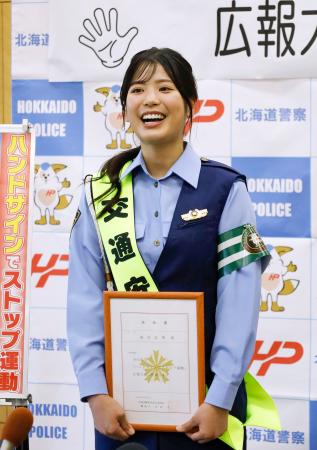 北海道警から交通安全運動の広報大使に任命され、意気込みを語る滝谷美夢さん＝５日午後、札幌市