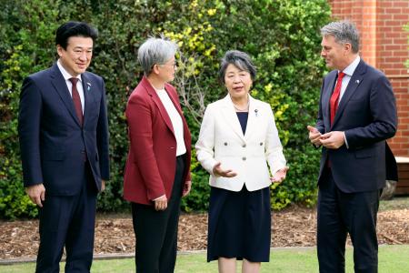 ５日、日豪２プラス２の記念撮影で談笑する（左から）木原防衛相、ウォン外相、上川外相、マールズ副首相兼国防相＝オーストラリア・メルボルン近郊（共同）