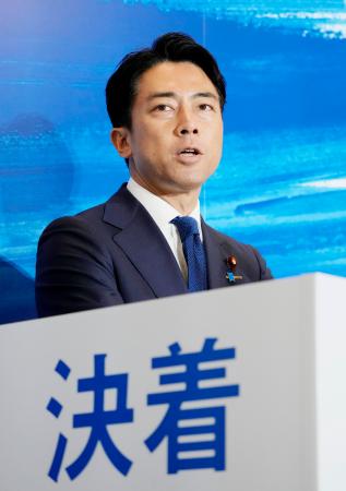 記者会見で自民党総裁選への立候補を表明する小泉元環境相＝６日午前、東京都千代田区