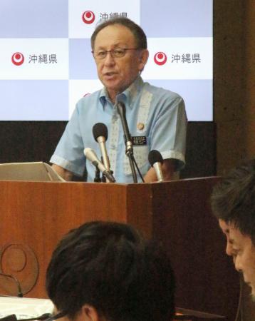 記者会見する沖縄県の玉城デニー知事＝６日午前、沖縄県庁