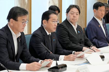 原子力関係閣僚会議であいさつする岸田首相（左から２人目）＝６日午前、首相官邸