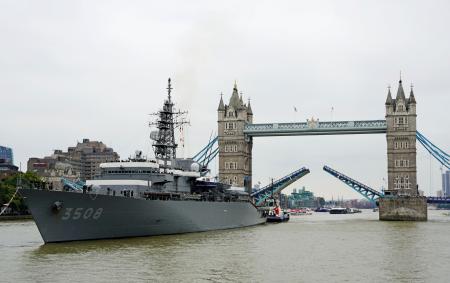 ５日、ロンドンのテムズ川の跳ね橋「タワーブリッジ」を通過する海上自衛隊の練習艦「かしま」（共同）