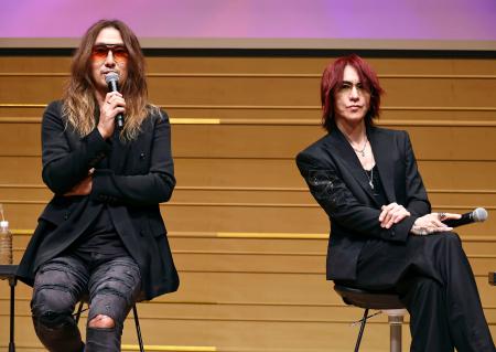 　「ＬＵＮＡ　ＳＥＡ」のＪ（左）とＳＵＧＩＺＯ＝東京都中央区