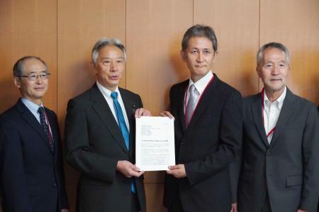 盛山文科相（中央左）に要望書を提出する生物科学学会連合の東原和成代表（同右）ら＝６日、文科省