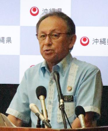 記者会見する沖縄県の玉城デニー知事＝６日午前、沖縄県庁