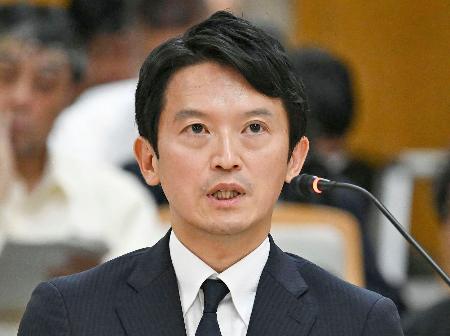 兵庫県議会の百条委員会で、証人尋問に応じる斎藤元彦知事＝６日午後（代表撮影）