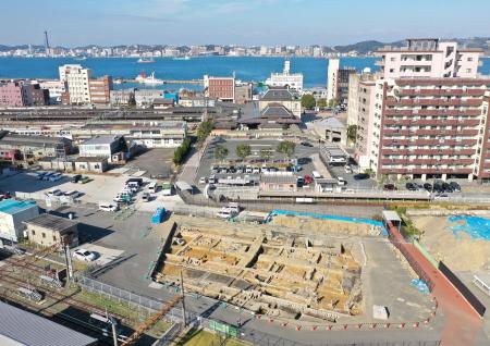 北九州市のＪＲ門司港駅（奥）付近に広がる初代門司駅遺構（手前）（北九州市提供）