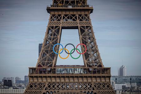 五輪マークが設置されたエッフェル塔＝７月、パリ（ＡＰ＝共同）