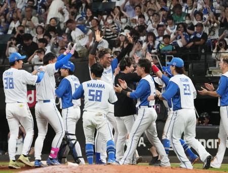 ９回、押し出し四球でサヨナラ勝ちし、喜ぶ日本ハムナイン＝エスコンフィールド