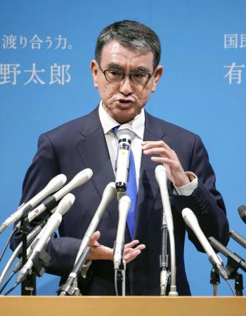 記者会見で自民党総裁選への立候補を表明する河野デジタル相＝８月、国会