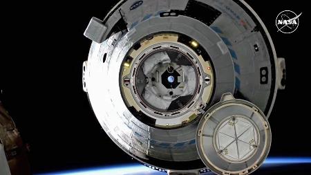 地球帰還に向け国際宇宙ステーション（ＩＳＳ）を離脱した宇宙船スターライナー＝米東部時間６日夕（ＮＡＳＡの中継から、共同）