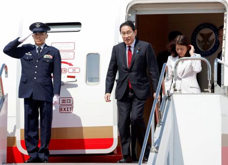 韓国訪問から帰国した岸田首相。右隣は妻裕子さん＝７日午後、羽田空港