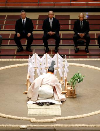 大相撲秋場所初日を前に、東京・両国国技館で営まれた土俵祭り。奥中央は日本相撲協会の八角理事長＝７日