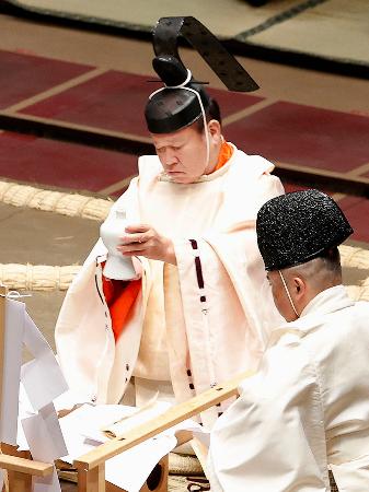 大相撲秋場所の土俵祭りで祭主を務めた立行司の第３８代木村庄之助（左）＝７日、両国国技館