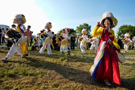 関東大震災時に虐殺された朝鮮人の追悼式で、演じられた朝鮮半島の伝統芸能「風物」＝７日午後、東京都墨田区