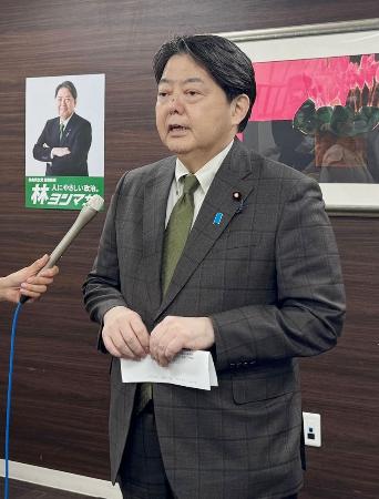 記者団の取材に応じる林官房長官＝７日午後、東京都渋谷区