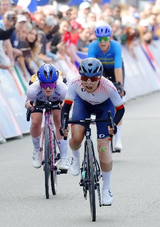 女子個人ロードレース（運動機能障害Ｃ１～３）　ゴールへ向かう杉浦佳子（手前）。金メダルを獲得した＝パリ郊外（共同）