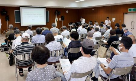 岐阜県御嵩町で開かれた、リニア残土受け入れ協議に関する住民説明会＝７日午後