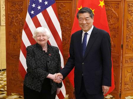 握手するイエレン米財務長官（左）と中国の何立峰副首相＝４月、中国・広州（共同）