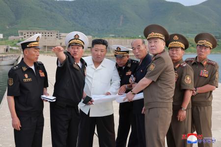 海軍基地の建設予定地を視察する北朝鮮の金正恩朝鮮労働党総書記（左から３人目）（朝鮮中央通信＝共同）