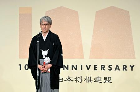 日本将棋連盟の創立１００周年の記念式典で、あいさつする羽生善治会長＝８日午後、東京都内のホテル