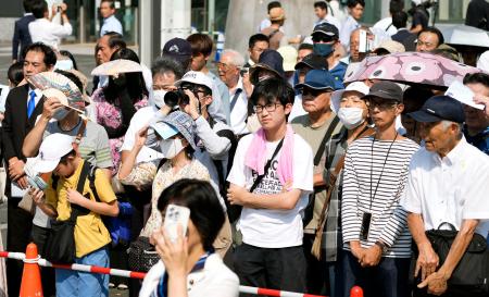 　立憲民主党代表選の立会演説会で、候補者の訴えを聞く人たち＝８日午後、福岡市