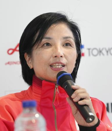 記者会見するパリ・パラリンピック日本選手団の田口亜希団長＝８日、パリ郊外（共同）