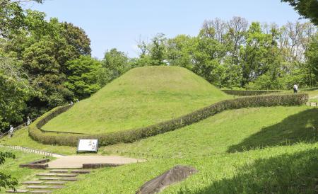 奈良県明日香村の高松塚古墳＝２０２３年５月