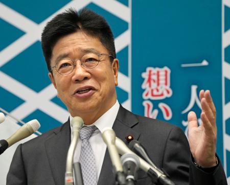 記者会見で自民党総裁選への立候補を表明する加藤元官房長官＝１０日午前、国会