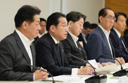 能登半島地震復旧・復興支援本部の会合で発言する岸田首相（左から２人目）＝１０日午前、首相官邸