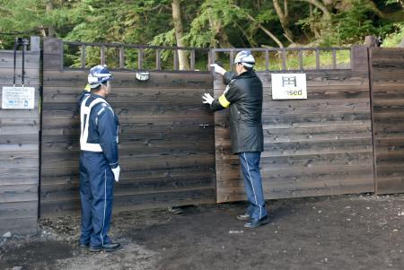 山梨県が富士山５合目に設置した「吉田ルート」の入山規制ゲートを閉鎖する警備員＝１０日午後