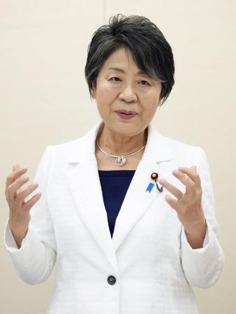 陣営の会合で自民党総裁選出馬に必要な推薦人２０人を確保したことを伝える上川外相＝１０日午後、国会