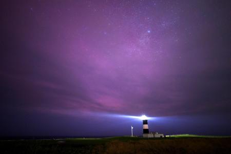 　北海道で観測されたオーロラのような現象＝５月（１５秒露光）